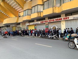 NHM xếp hàng dài chờ mua vé xem trận đấu cuối của Quang Hải