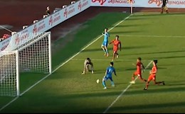 VIDEO: Sao U23 Singapore sút ra ngoài trước khung thành trống