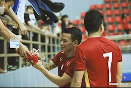 Cầu thủ futsal Việt Nam ký tặng người hâm mộ sau đại thắng Malaysia