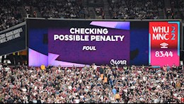 Neville kêu gọi Premier League cải thiện VAR