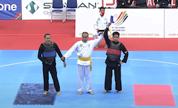 Bi hài: Võ sĩ Malaysia bị đánh gục, phải đi cấp cứu vẫn đoạt HCV Pencak Silat