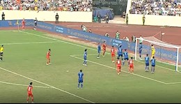 VIDEO: Xà ngang từ chối siêu phẩm đá phạt góc thành bàn của U23 Indonesia