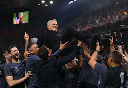 VIDEO: Các cầu thủ AS Roma xông vào phòng họp báo ăn mừng với Mourinho