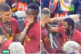 VIDEO: Nghi vấn cầu thủ Roma đánh đồng đội ngay trong lễ ăn mừng