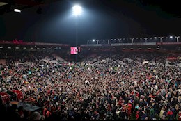 VIDEO: Biển người tràn xuống sân ăn mừng khi Bournemouth trở lại Premier League