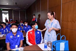 Nữ trưởng đoàn Madam Pang chia tay U23 Thái Lan để về nước