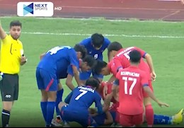 VIDEO: Cầu thủ U23 Campuchia bất tỉnh sau pha va chạm hãi hùng