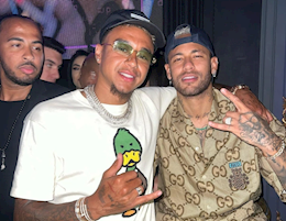 Gác lại tương lai, Jesse Lingard tươi cười bên Neymar và Ronaldinho