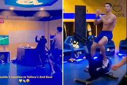 Cristiano Ronaldo ăn mừng bàn thắng của Al-Nassr trong phòng thay đồ