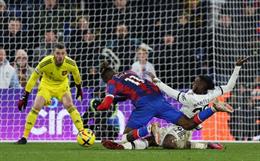 Zaha tán thưởng Wan-Bissaka sau pha xoạc bóng cứu MU khỏi thất bại