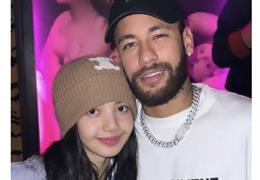 Neymar cười nhếch miệng khi chụp hình cùng Lisa (BlackPink)