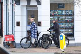 Vợ chồng HLV Ten Hag đi xe đạp điện tìm nhà mới