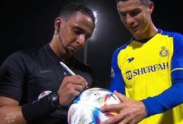 "Vua áo đen" gây tranh cãi khi ký cho Ronaldo