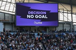Trọng tài VAR bị đình chỉ làm nhiệm vụ ở trận Arsenal vs Man City