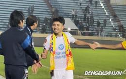 Hồng Duy rạng rỡ hỏi han đồng đội cũ sau trận hoà HAGL
