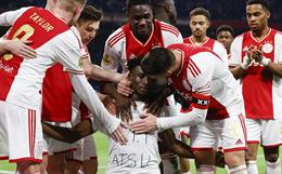 Sao Ajax cởi áo tưởng nhớ Christian Atsu nhưng không bị trọng tài phạt thẻ