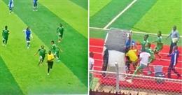 Cầu thủ nữ đuổi đánh trọng tài như phim hành động