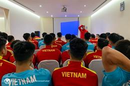 U20 Việt Nam họp chiến thuật sau trận thắng Saudi Arabia