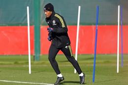 Anthony Martial tập luyện một mình