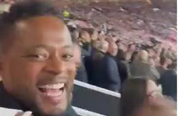 Patrice Evra ăn mừng cuồng nhiệt sau chiến thắng của MU trước Barca