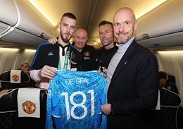 David de Gea nhận quà MU từ tay Erik ten Hag