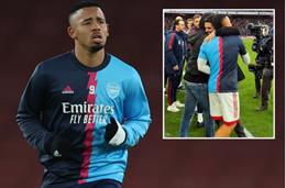 Mikel Arteta ôm chặt Gabriel Jesus sau chiến thắng trước Bournemouth