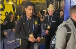 Hành động bất ngờ của CĐV Chelsea với Jude Bellingham