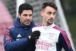 HLV Arteta hỏi ý kiến học trò để đối phó với Sporting