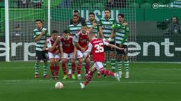 Oleksandr Zinchenko sút bóng vào mặt đối phương để trả thù