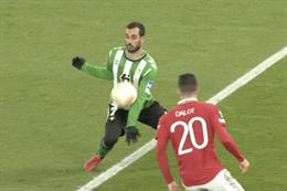 Vì sao VAR không từ chối bàn gỡ hòa của Real Betis trước MU?