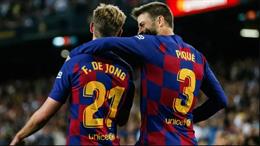 Pique gây sốt với bạn gái của Frenkie de Jong