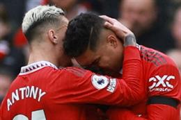 Casemiro bật khóc sau tấm thẻ đỏ, Ten Hag đối diện với ác mộng