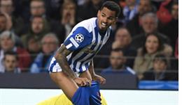 Sao Porto đỏ mặt sau khi bị hậu vệ Inter kéo tụt quần ở Cúp C1