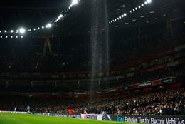 CĐV Arsenal hứng mưa trong ngày đội nhà bị loại