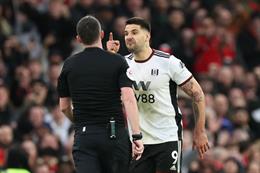 Fulham nhận 3 thẻ đỏ trước MU