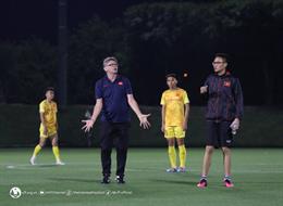 HLV Philippe Troussier làm công tác tâm lý cho U23 Việt Nam trước trận gặp UAE