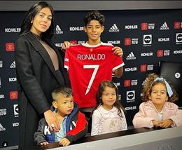 Con Ronaldo bị bạn đánh ở trường học