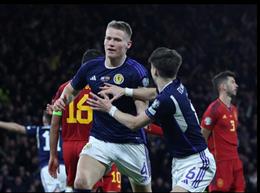 CĐV MU cầu xin Ten Hag để McTominay đá tiền đạo thay Weghorst