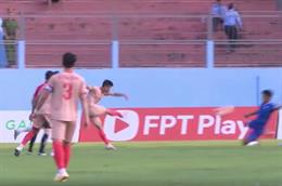 Xà ngang từ chối siêu phẩm sút xa của Phan Văn Đức