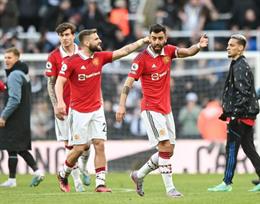 Bruno Fernandes được khen ngợi sau hành động đẳng cấp với fan