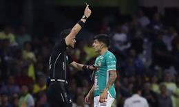 Bị trọng tài lên gối vào chỗ kín, cầu thủ nằm sân đau đớn