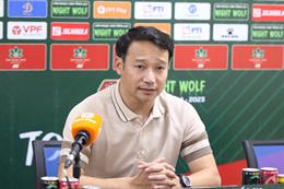 HLV Vũ Hồng Việt bênh vực học trò trước phản ứng dữ dội của cổ động viên Nam Định
