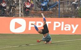 Vấp cỏ vì mặt sân quá xấu, thủ môn ở giải hạng Nhất suýt gặp nguy hiểm