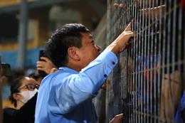 Bầu Hoàn lên tiếng về sự cố đốt pháo sáng trên sân Hàng Đẫy