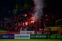CLB Hà Nội bị phạt tiền do để CĐV Hải Phòng đốt pháo sáng