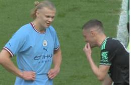 Jamie Vardy bị ném đá dữ dội