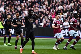 Đá hỏng 11m trước West Ham, Bukayo Saka nói gì?