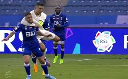 Ronaldo khóa cổ, vật đối thủ ra sân như đánh WWE