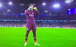 Thủ môn Ederson ăn mừng cà khịa CĐV Arsenal 