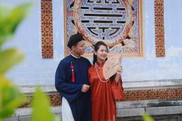 Quế Ngọc Hải và vợ xuất hiện đầy lạ lẫm trong trang phục dân tộc